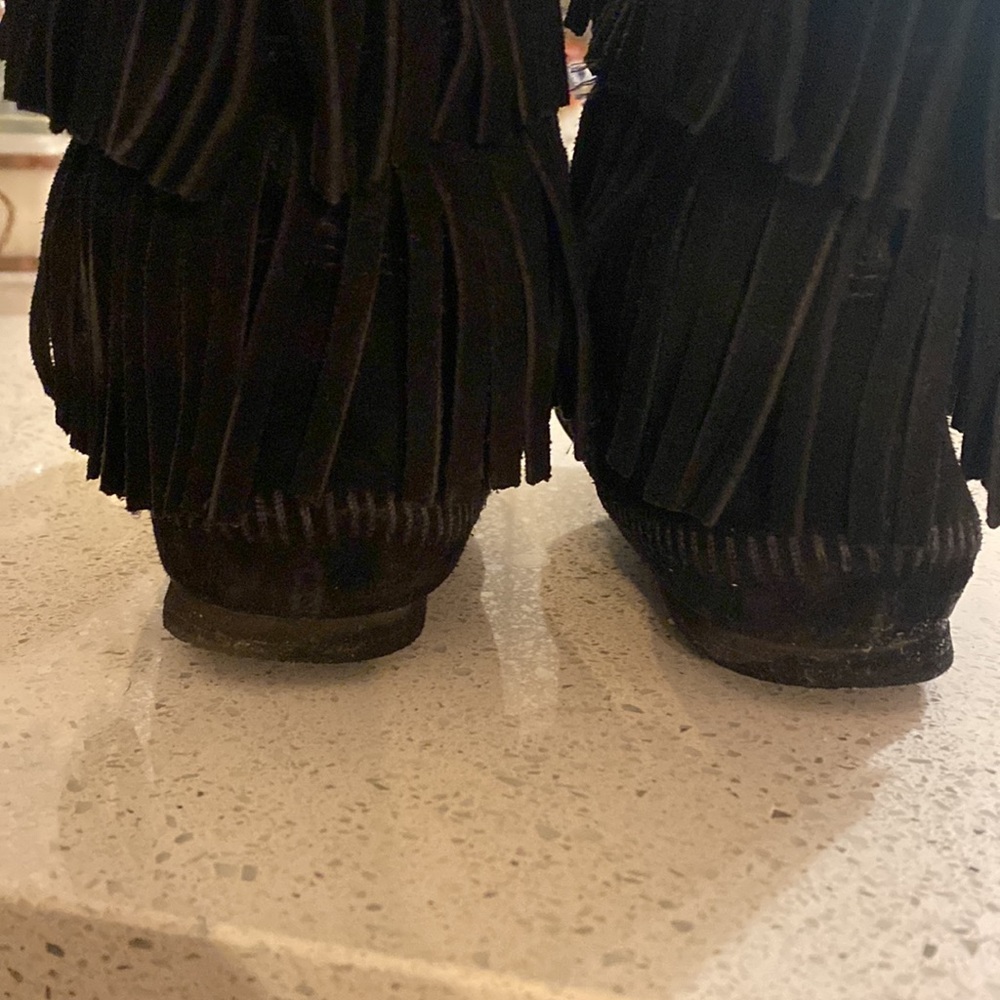 Black fringe Minnetonka boots - Picture 9 of 16